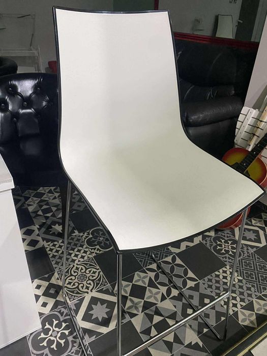 Диван и два бар стола