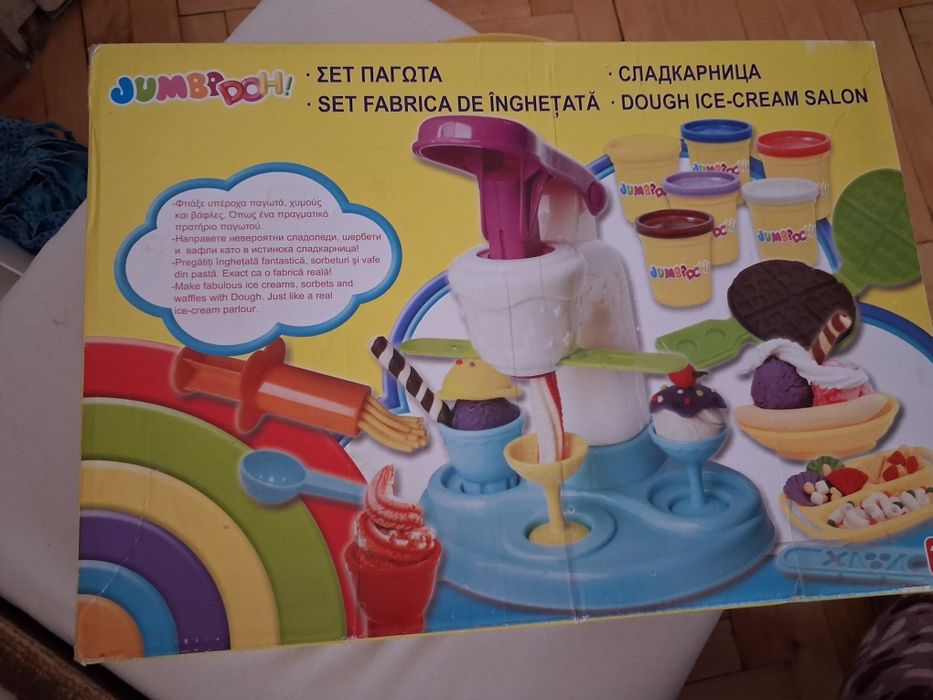 Продавам детски комплект за сладолед и гофрети.