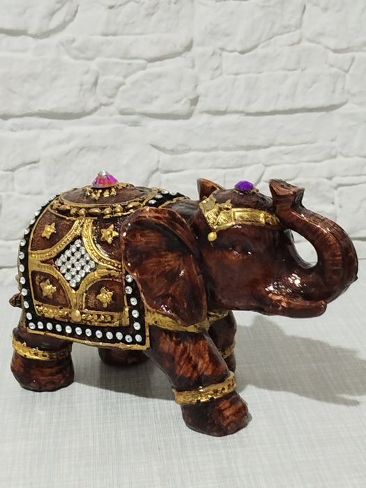 Слоник изготовлен из гипса