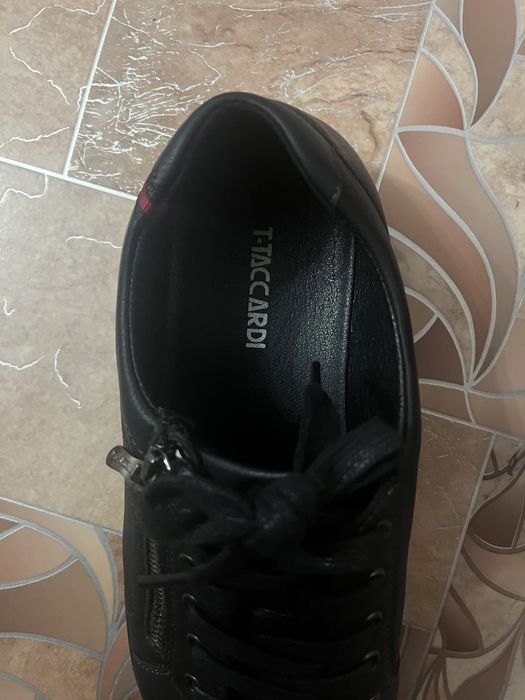 Продам кроссовки