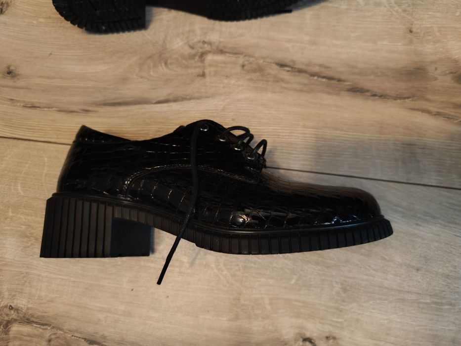 Pantofi negru lucios cu șiret dama