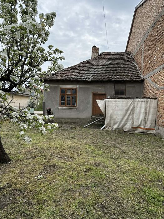 Къща с двор в село Иново