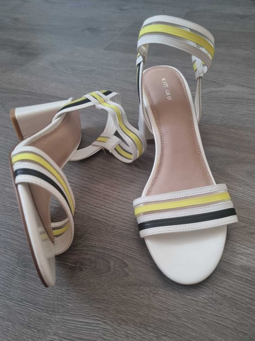 Елегантни сандали на ток