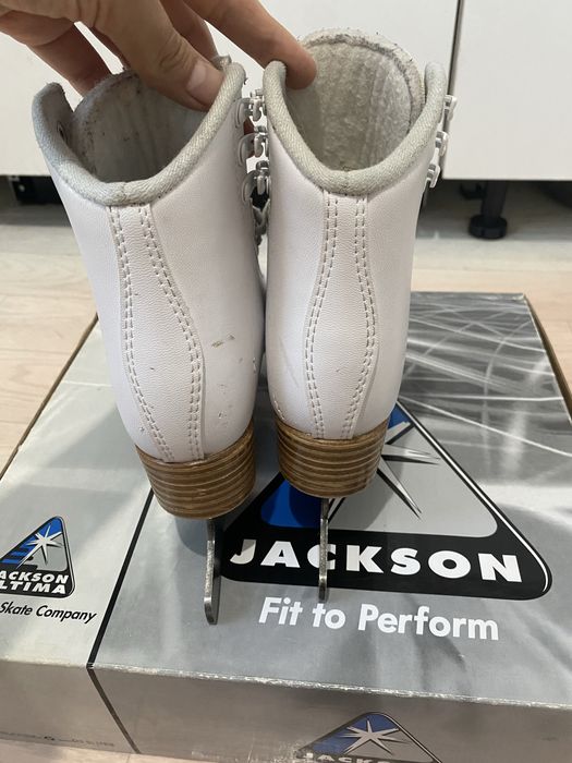 Фигурные коньки Jackson
