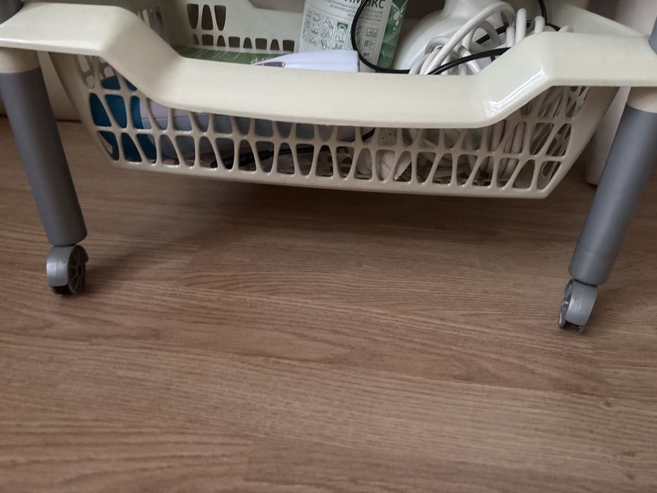 Продам полочку на колесиках