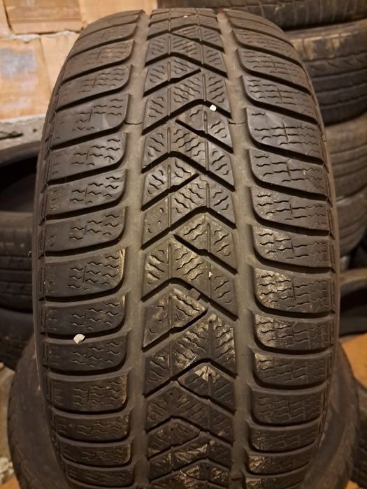 225/45/18 dot22 Pireli