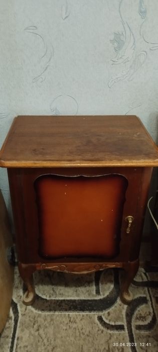 Продаётся трюмо, кравать и две тумбочки