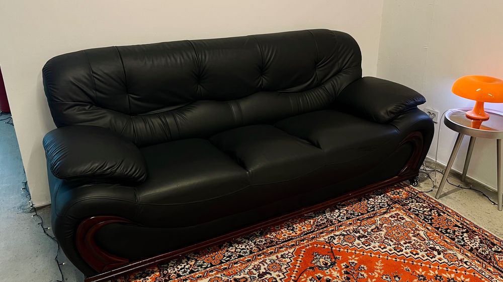 Черный кожаный диван