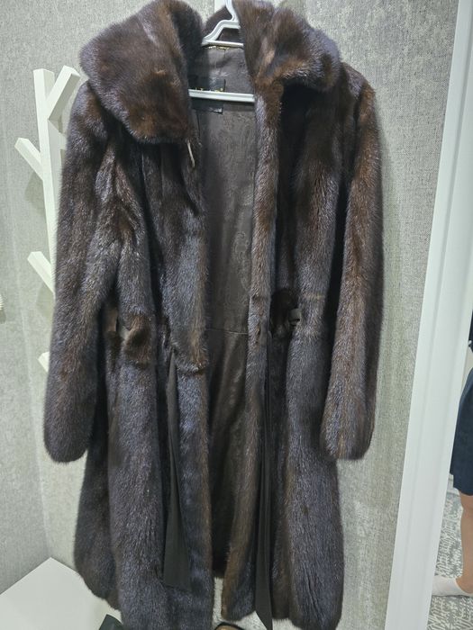 Продам  норковую шубу цвет орех в очень хорошем состоянии