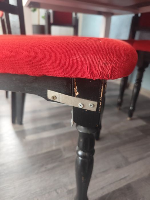 Столове - черно с червено за трапезария