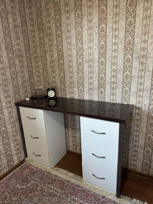 Stol va kreslo sotiladi.