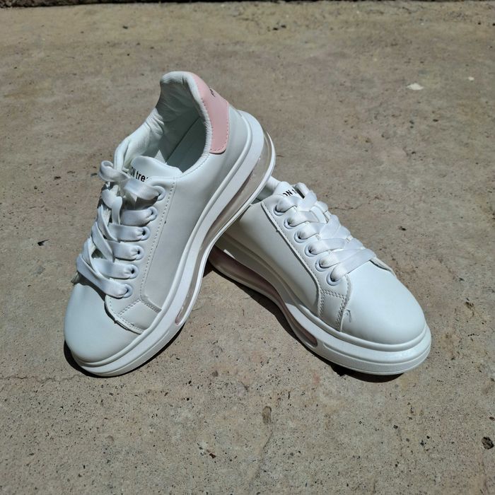 Артынан жыныстық қатынас кезіндегі қыздың қимылдары