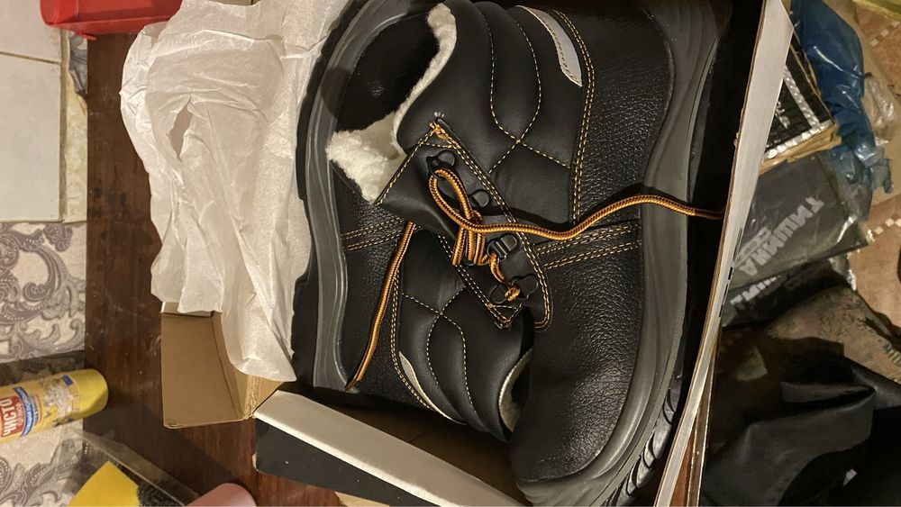 Спец-ботинка. 41