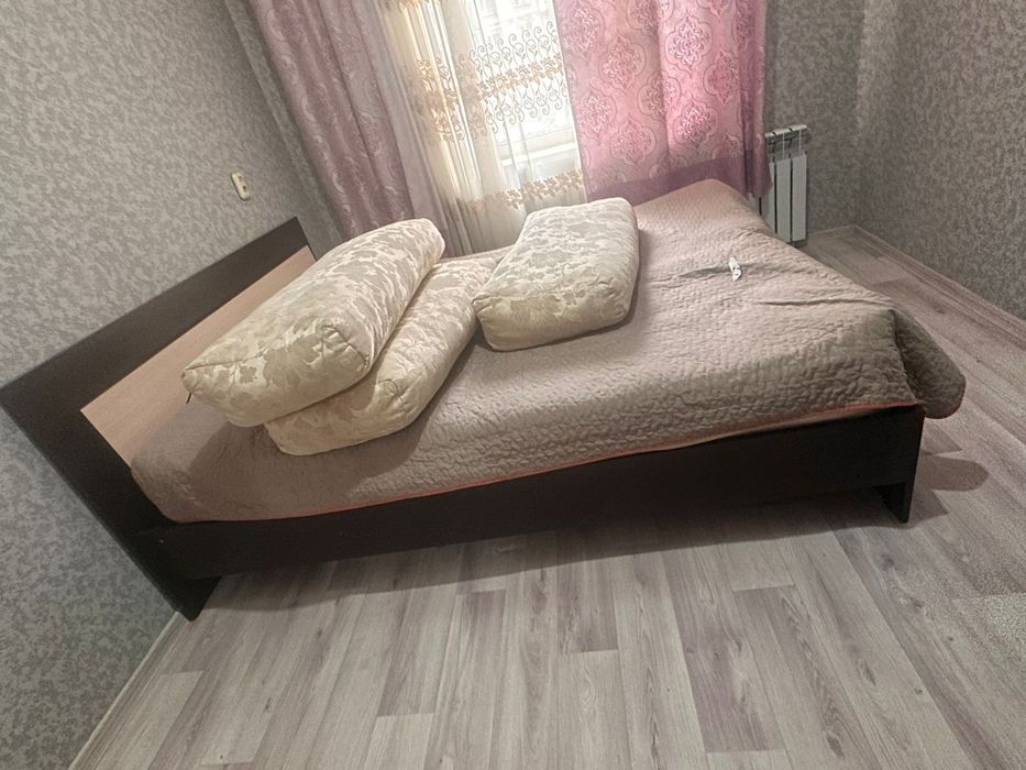 Шкаф и кровать..