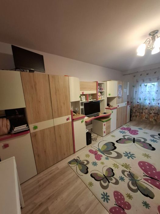 Vand mobila si covoare .