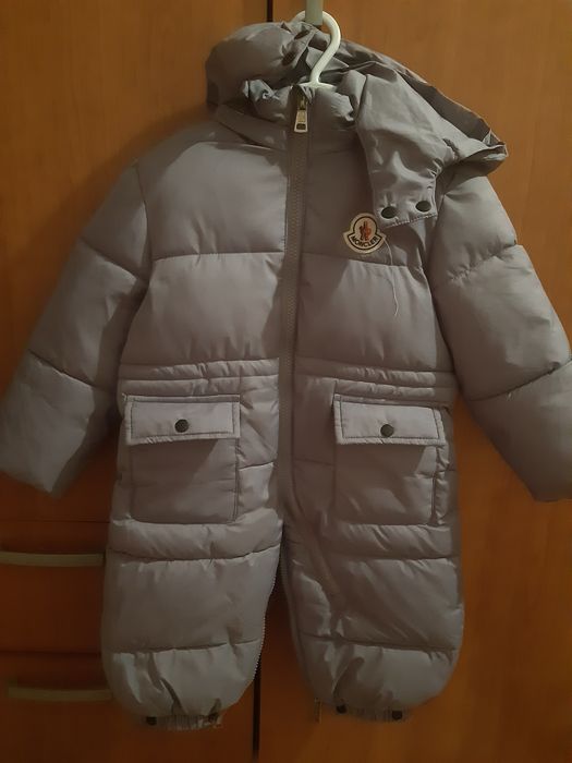 Продаётся недорого детский комбез и куртки