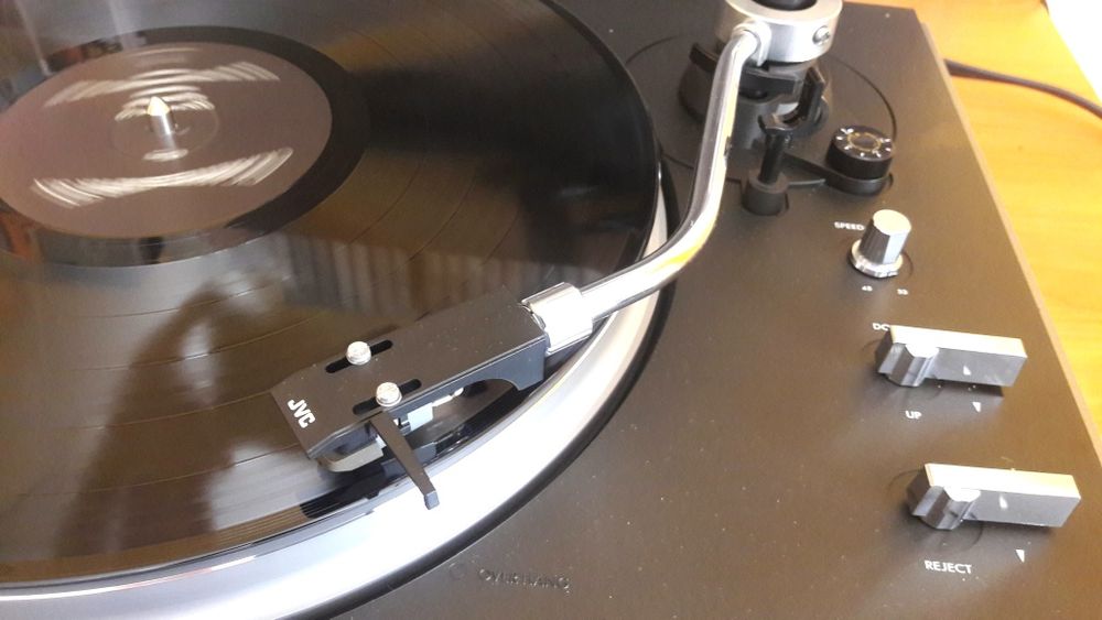 Виниловый проигрыватель JVC Ql-A2