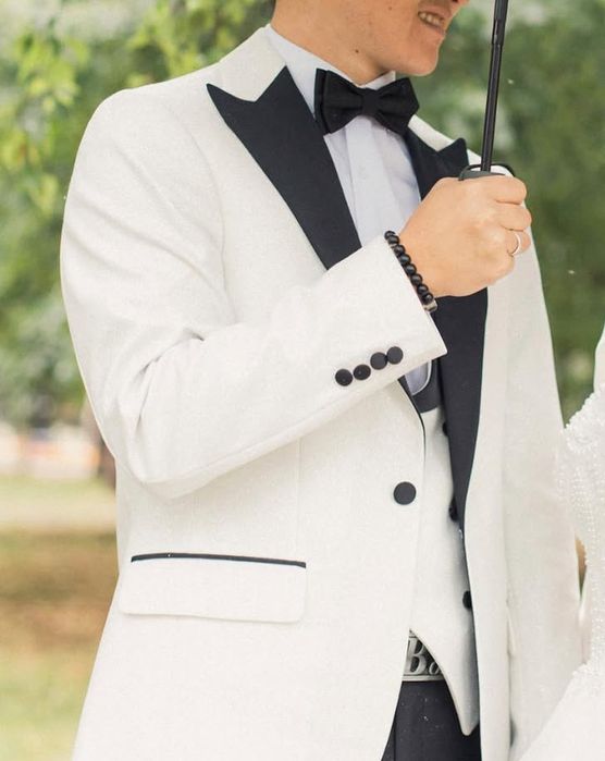 Продам блестящий белый смокинг.