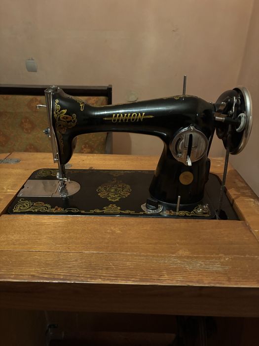 Шевна машина в шкаф Union