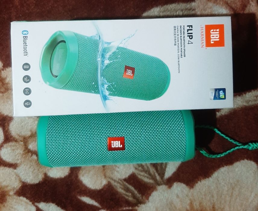 Vând boxa jbl flip4 în stare bună în cutie