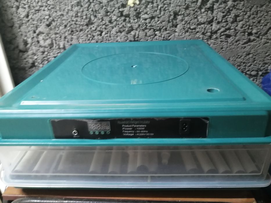 Продам инкубатор на 120 яйц