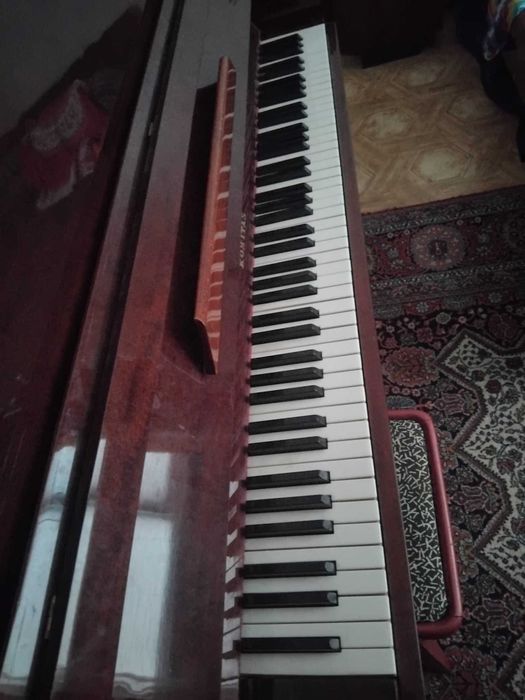 Продавам пиано "KOMITAS"