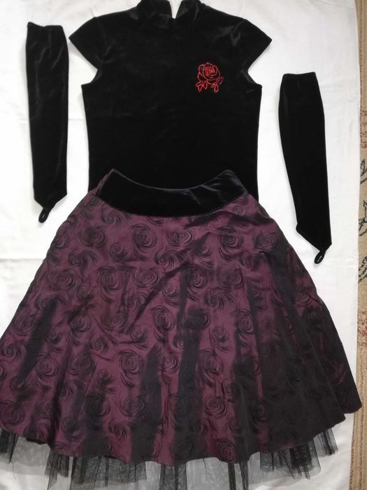 Продам 2 нарядных платья на выход  для девочек