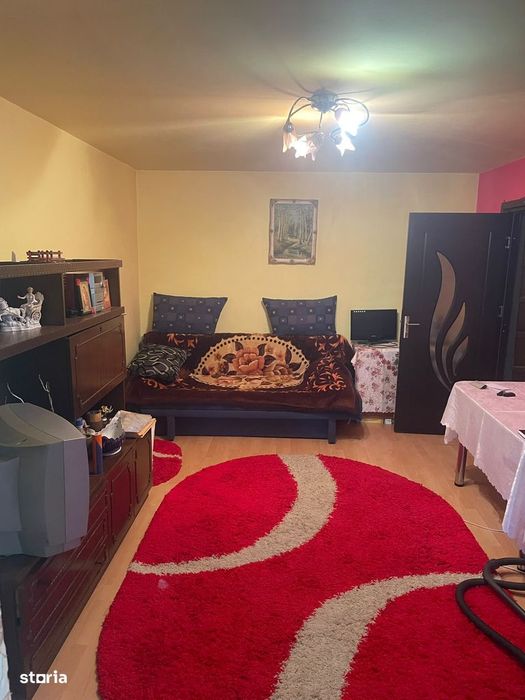 Apartament 3 camere, balcon, etaj 2, lift nou, zona F-uri, mobilat