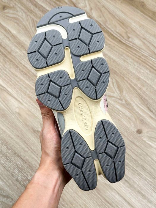 38,39New Balance 9060