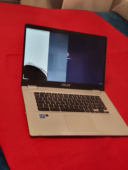 Laptop Asus cu probleme la display