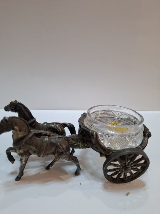 Колесница в римски стил, теглена от два коня.