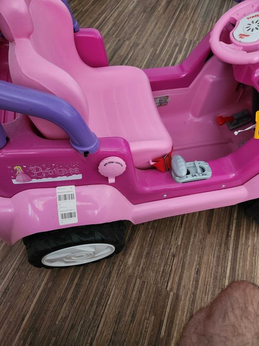 Акумулаторен детски джип за момиченце.