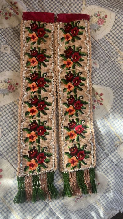 Petele cu mărgele cusute manual pentru cai