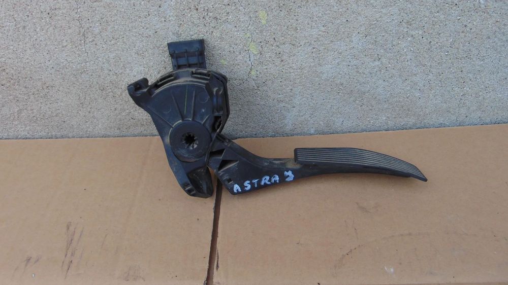 Pedala acceleratie cu senzor Opel Astra J 1.7/2.0 CDTI an 2009-2015 cod 13252702
