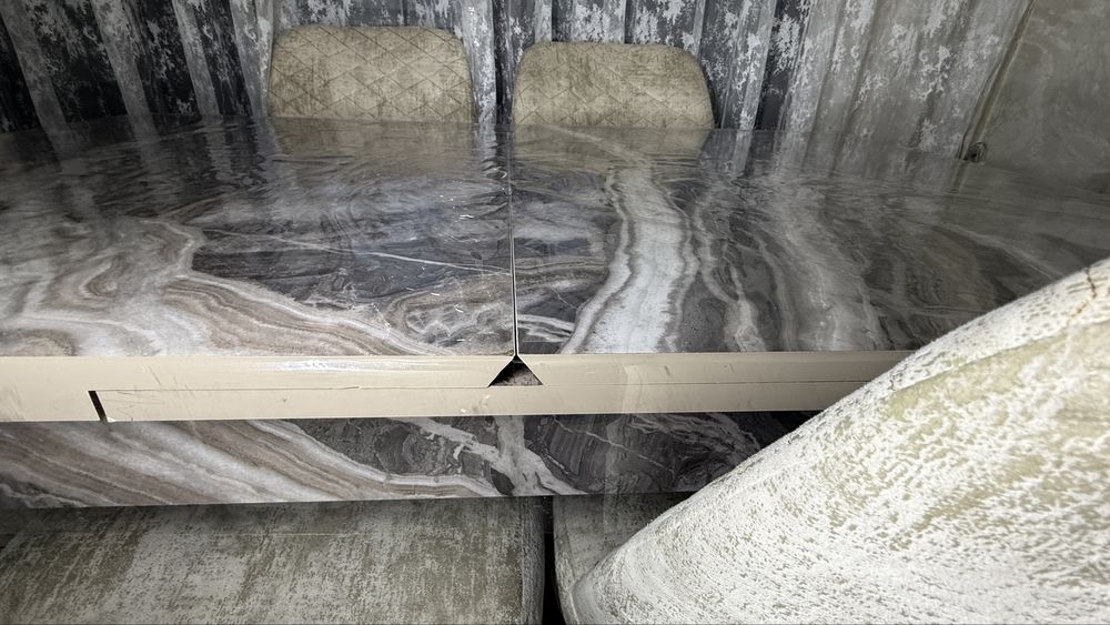 Обеденный стол и стулья