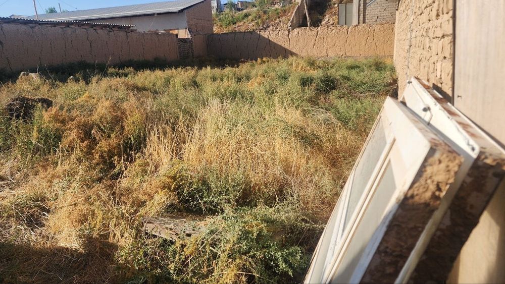 Yer narxida sotiladi srochna