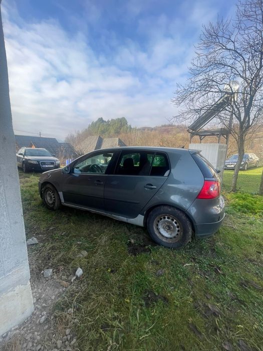 Vând golf 5 pentru dezmembrări