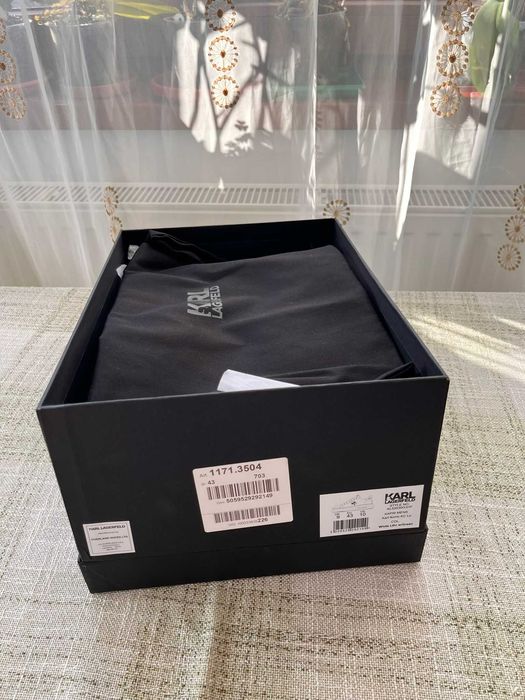 Vand Karl Lagerfeld, mărimea 43, noi cu etichetă, pret 600 RON.