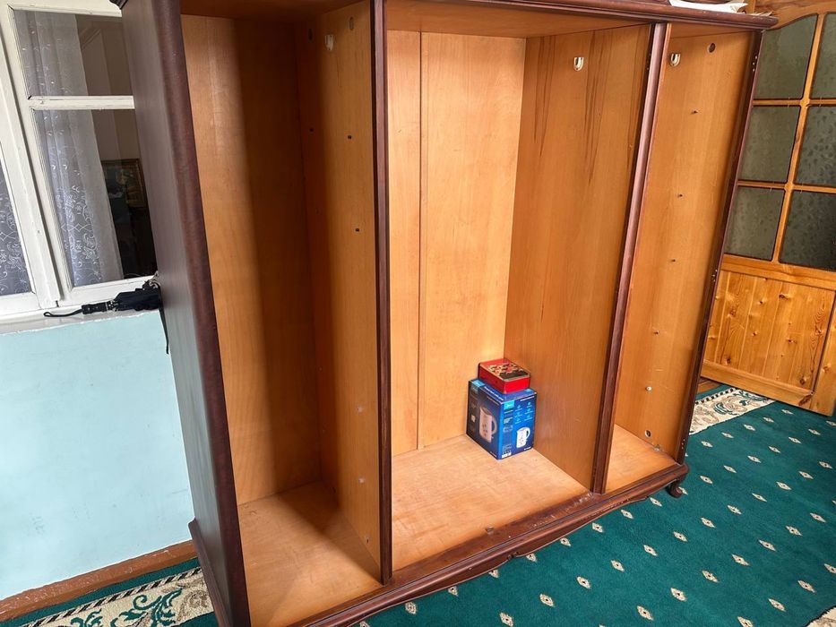 Шкаф спальный  большой в хорошем состоянии