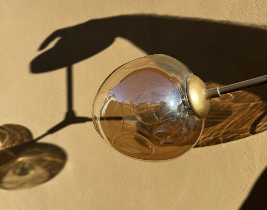 Vand lustra cu cadru metalic auriu si 3 abajururi. Negociabil