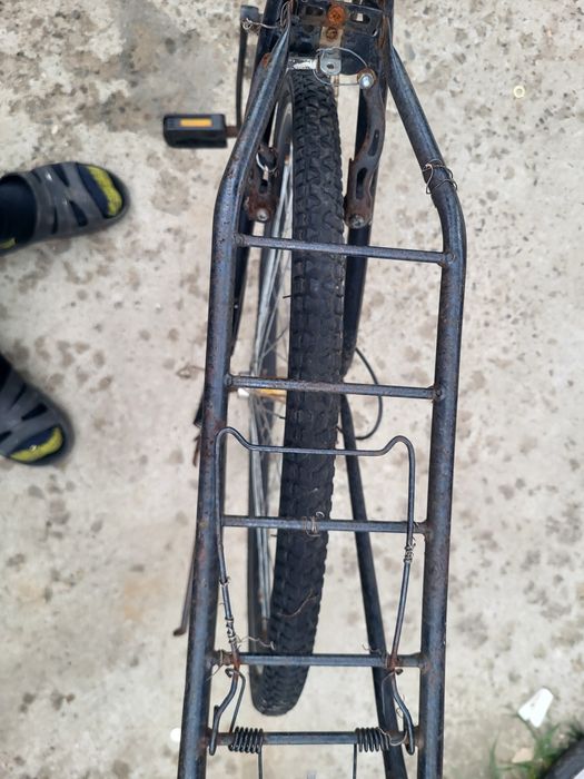 Bicicleta veche cu nevoi de reparații