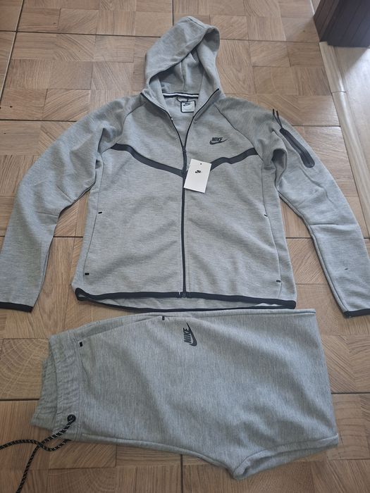Trening Nike pentru damă,nou cu etichetă,de culoare gri