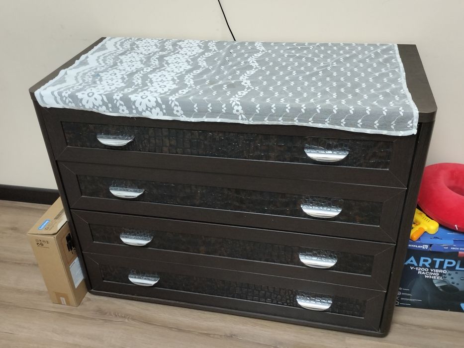 Продам кровать,стол,комод