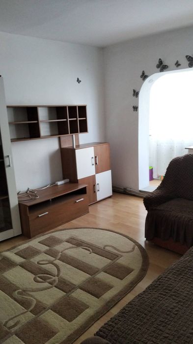Proprietar închiriez apartament cu trei camere semiecomandat
