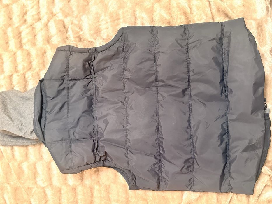 Жилет утепленный с капюшоном