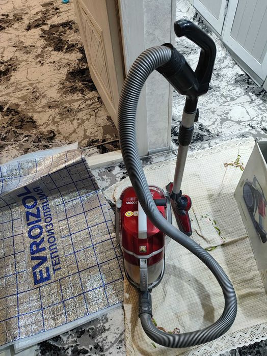 Продаётся пылесос LG.