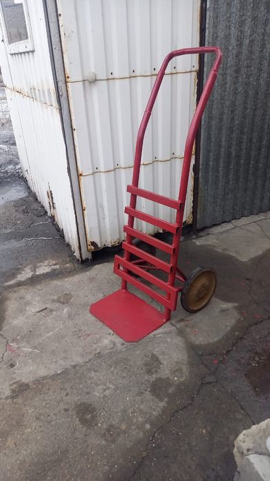 Тележка красная.