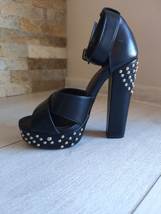 Сандали на висок ток