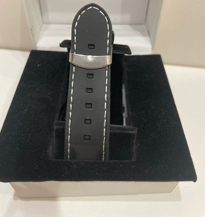 Часовник спортно елегантен