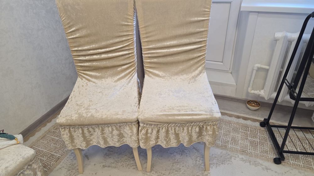 Стол со стульями